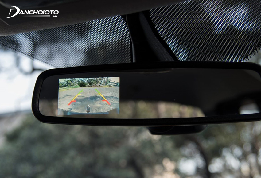 Kamera za vožnju unatrag na retrovizoru prikazat će sliku na retrovizoru