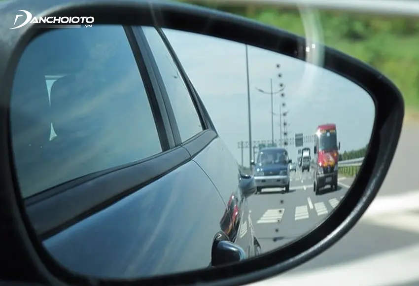 Chỉnh gương chiếu hậu thường xuyên giúp bạn có thể quan sát được phía sau khi lái xe một cách an toàn. Hãy xem hình ảnh để tìm hiểu cách chỉnh gương chiếu hậu phù hợp với từng độ tuổi và chiều cao của người lái.