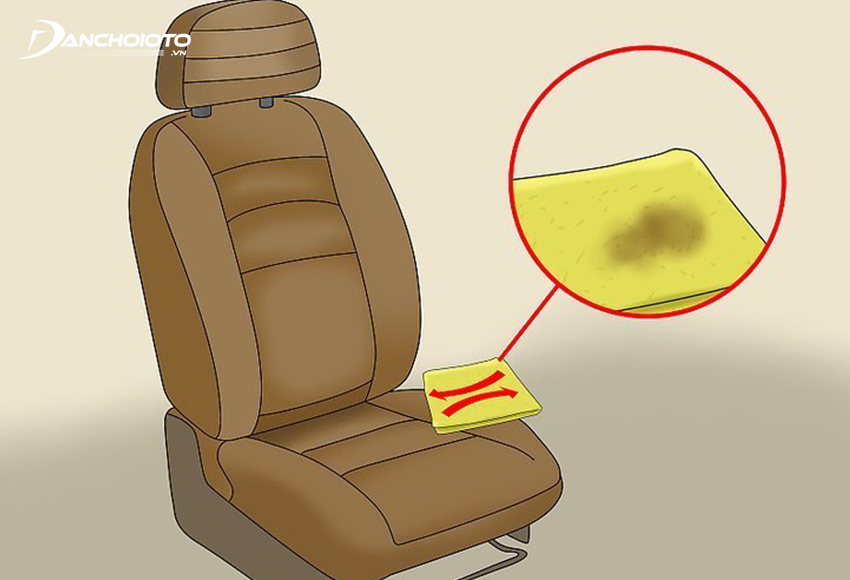Dùng bọt biển hoặc khăn microfiber để làm sạch các vết bẩn trên bề mặt ghế