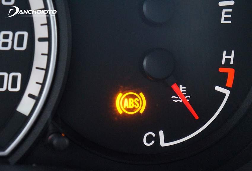 Khi cảm biến tốc độ bánh xe bị lỗi thì đèn báo phanh ABS thường bật sáng