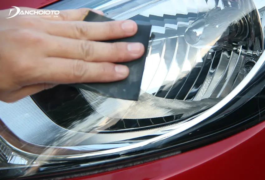 Nếu đèn xe bị xước nhiều thì có thể dùng cách đánh bóng đèn pha ô tô bị xước bằng giấy nhám