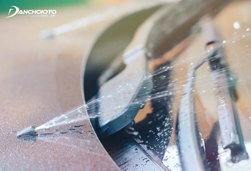 Nước rửa kính ô tô giúp làm sạch bụi bẩn, dầu mỡ, cặn canxi, chất bẩn, xác côn trùng… bám trên bề mặt kính chắn gió