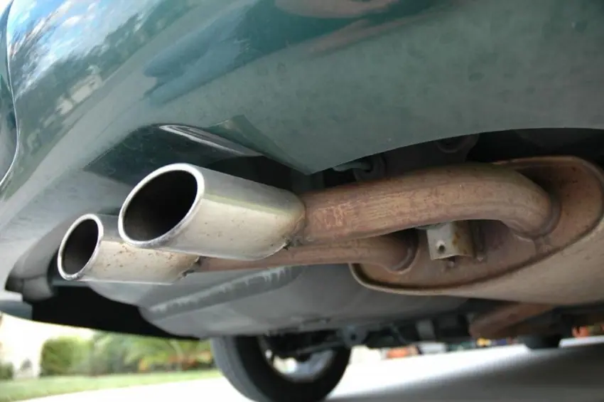 Tắc ống xả ô tô gây nguy hiểm khi xe đang chạy 