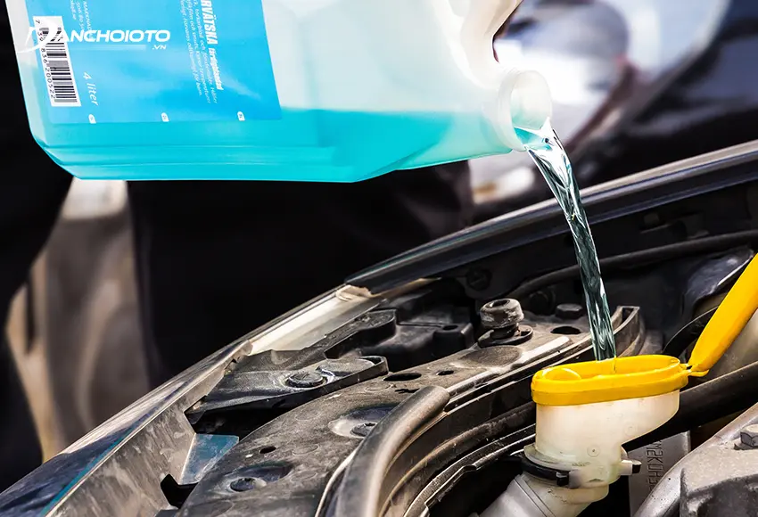 Thể tích bình nước rửa kính trên xe thông thường từ 2 – 5 lít