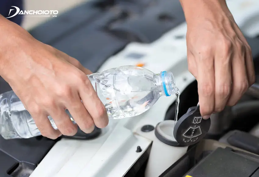 Trong trường hợp xe bị hết nước rửa kính nhưng không có sẵn dung dịch rửa kính chuyên dụng thì có thể sử dụng tạm nước tinh khiết đóng chai