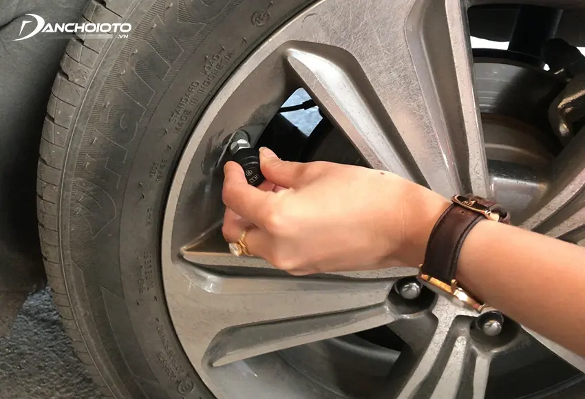 Cảm biến áp suất lốp gắn ngoài lắp trên đầu van lốp xe