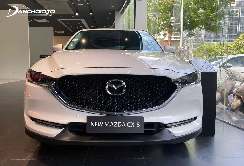 Đầu xe Mazda CX-5 2021 gây ấn tượng mạnh mẽ với cặp đèn sắc sảo thần thái, liền mạch cùng với lưới tản nhiệt đen bóng dạng nhuyễn mở rộng