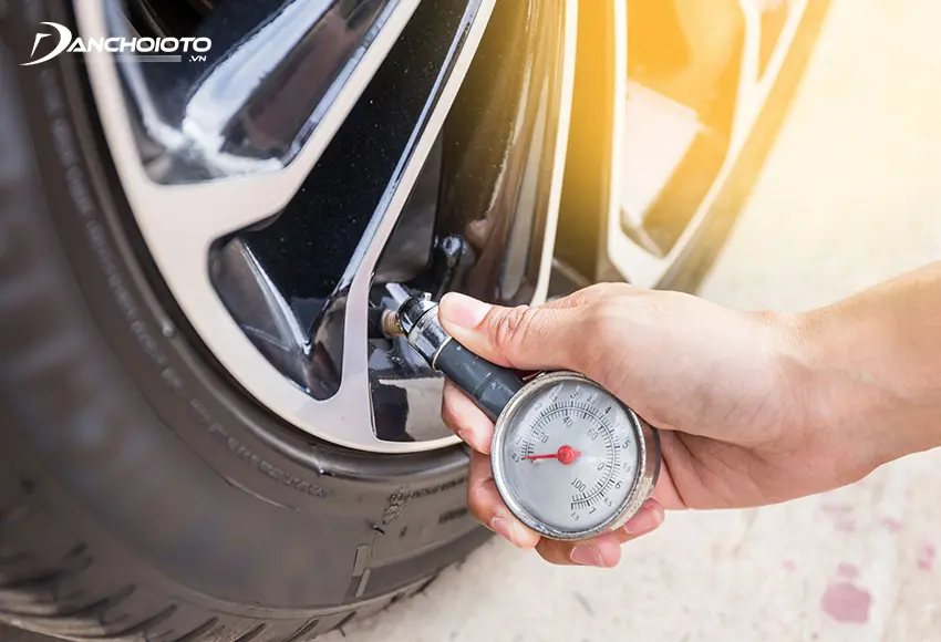 Để tránh xe bị hao xăng nên thường xuyên kiểm tra áp suất lốp