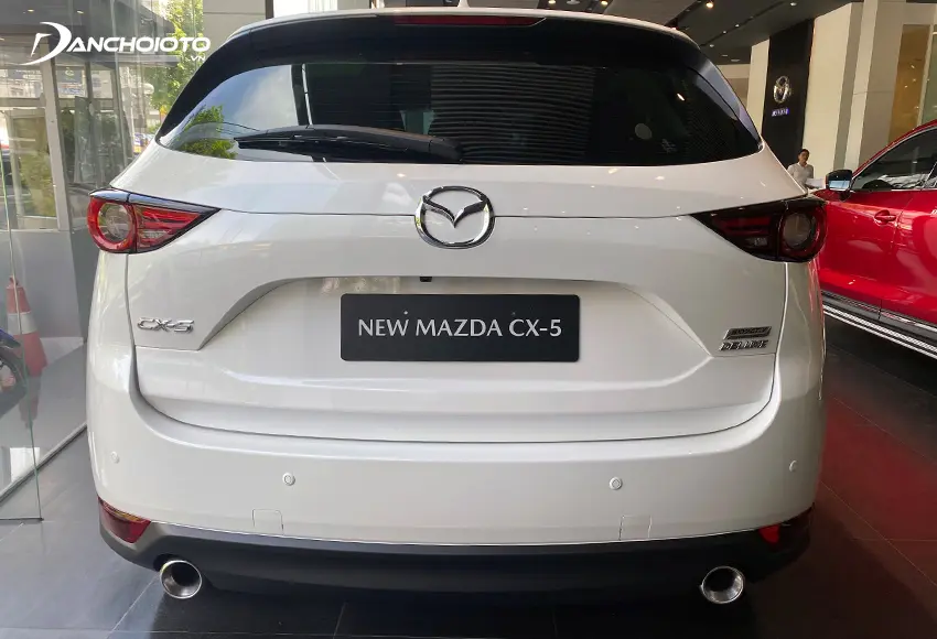Đuôi xe Mazda CX-5 2021 thu hút với cánh gió thể thao, cặp đèn hậu LED bắt mắt