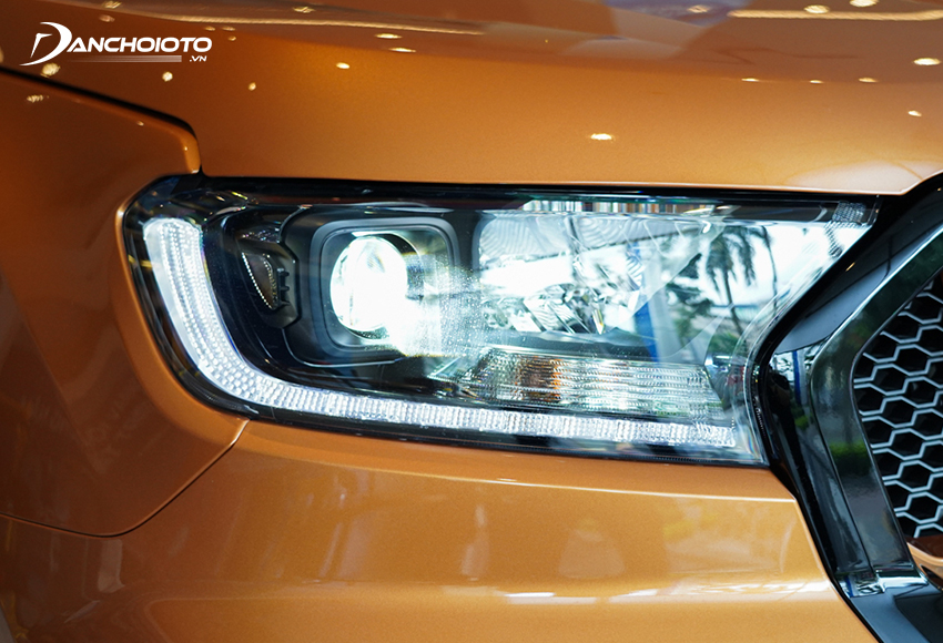 Ford Ranger 2021 được trang bị đèn LED Projector tích hợp tính năng tự động bất/tắt theo cảm biến ánh sáng