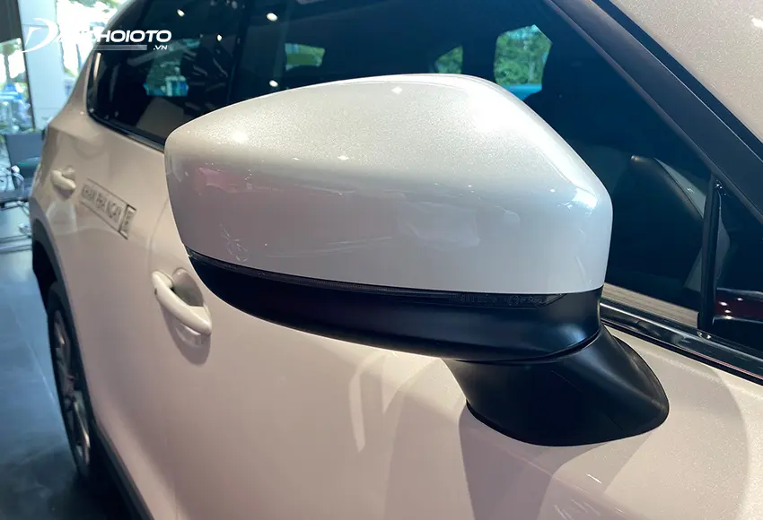 Gương chiếu hậu Mazda CX-5 2021 tích hợp đầy đủ các tính năng