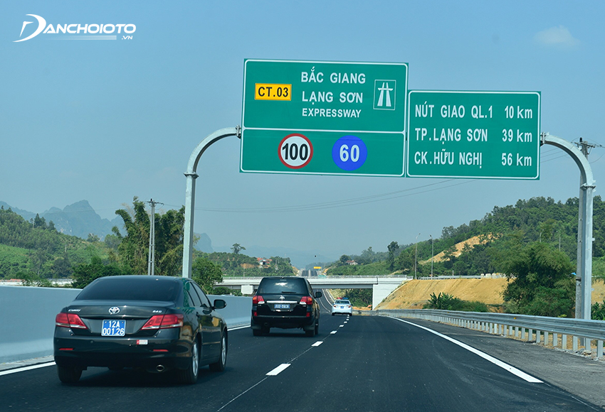 Khi lái xe trên đường cao tốc cần chạy đúng giới hạn tốc độ cho phép