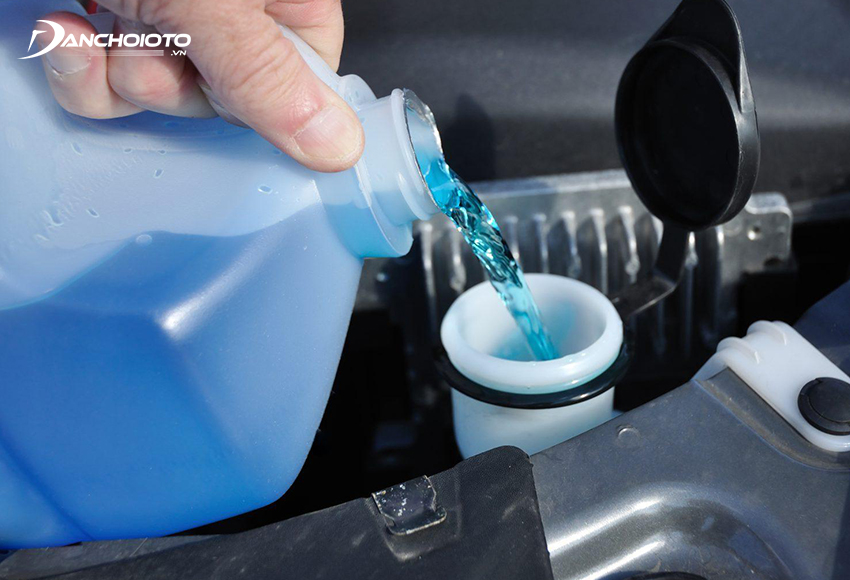 Khi tiến hành các bước kiểm tra xe trước khi đi xa nên kiểm tra nước rửa kính xe và châm thêm nếu cần