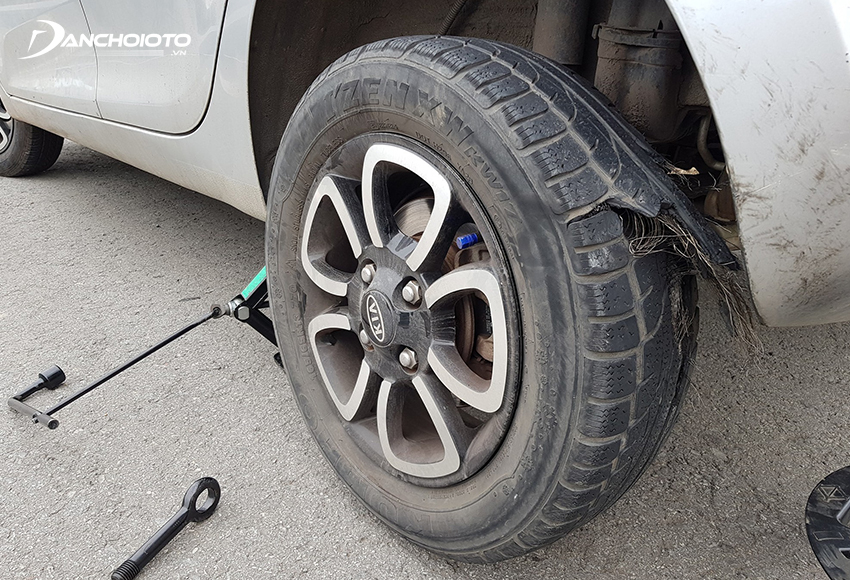 Khi xe đã dừng đỗ vào nơi an toàn, nếu có sẵn lốp dự phòng thì tiến hành thay lốp dự phòng