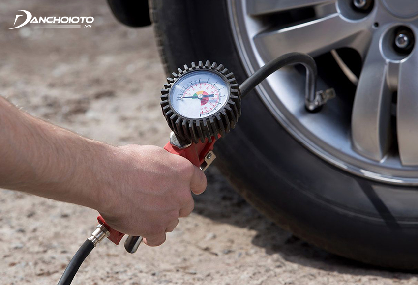 Nên kiểm tra, theo dõi áp suất lốp ô tô thường xuyên, bơm thêm khí khi cần để tránh lốp bị non hơi
