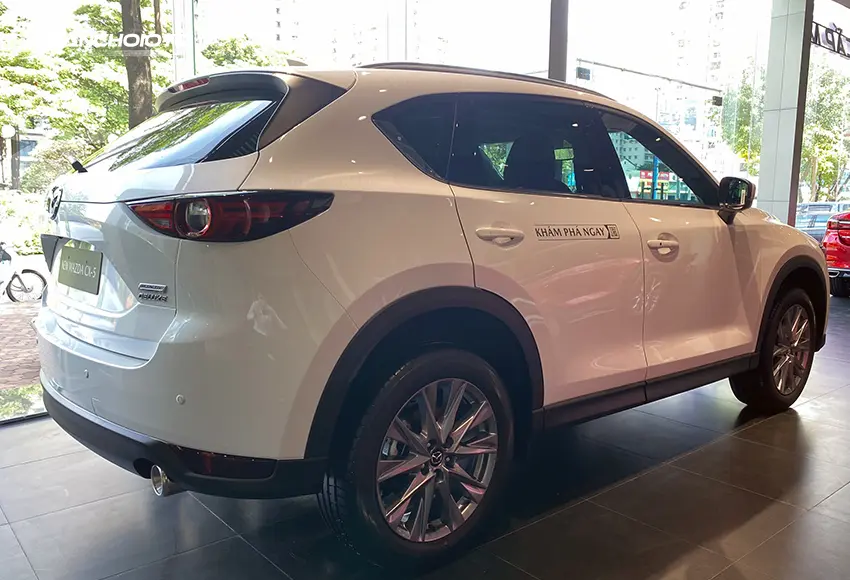 Thân xe Mazda CX-5 2021 vẫn là sự kết hợp giữa vẻ mềm mại và chất mạnh mẽ thể thao
