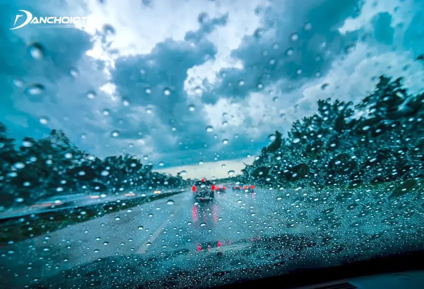 Theo kinh nghiệm lái xe an toàn khi trời mưa nên giữ tốc độ an toàn, không nên chạy nhanh