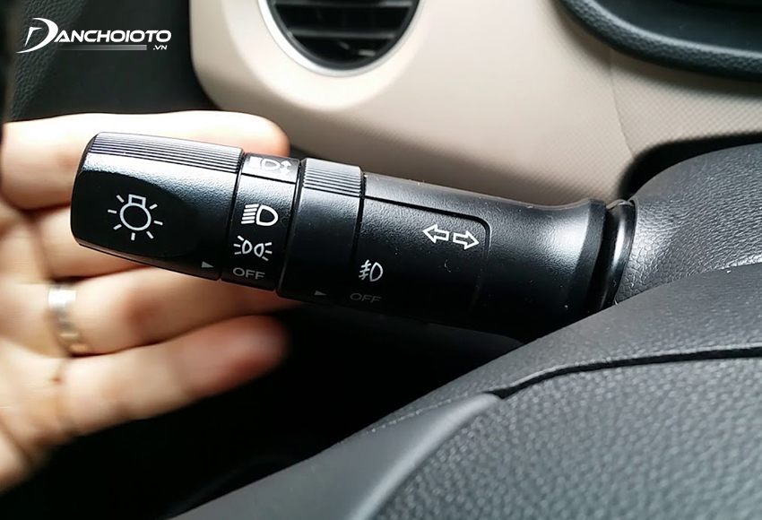 Theo kinh nghiệm lái xe trời mưa, bạn nên bật đèn chiếu sáng yếu thay vì đèn pha
