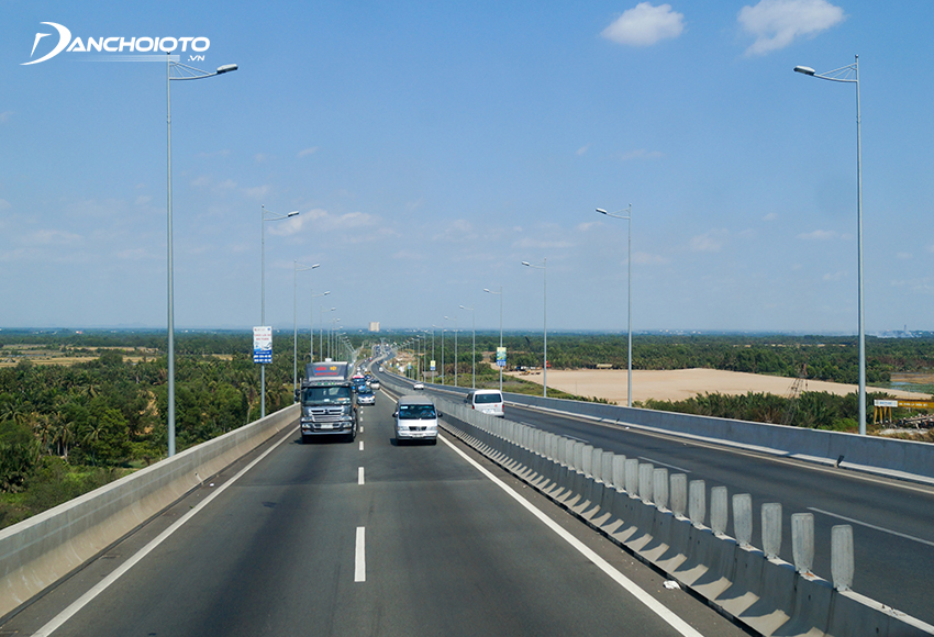 Trên cao tốc, làn sát tim đường là làn cho phép chạy tốc độ cao nhất