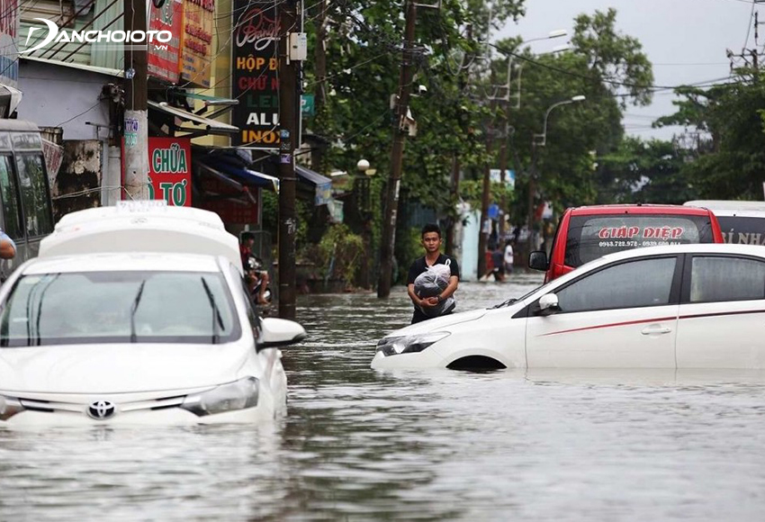 Trong trường hợp xe ô tô bị ngập nước chết máy thì tuyệt đối không cố gắng khởi động động cơ