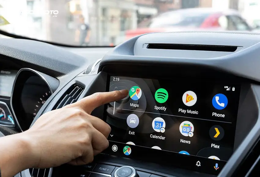 Android Auto là một ứng dụng cho phép đưa những ứng dụng từ điện thoại thông minh lên hệ thống màn hình ô tô tương thích
