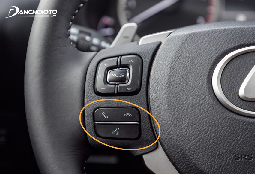 Các nút điều khiển đàm thoại rảnh tay thường nằm ở cụm nút điều khiển bên trái trên vô lăng