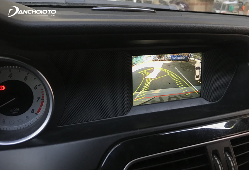 Camera lùi giúp người lái có thể quan sát toàn bộ khung cảnh phía sau xe