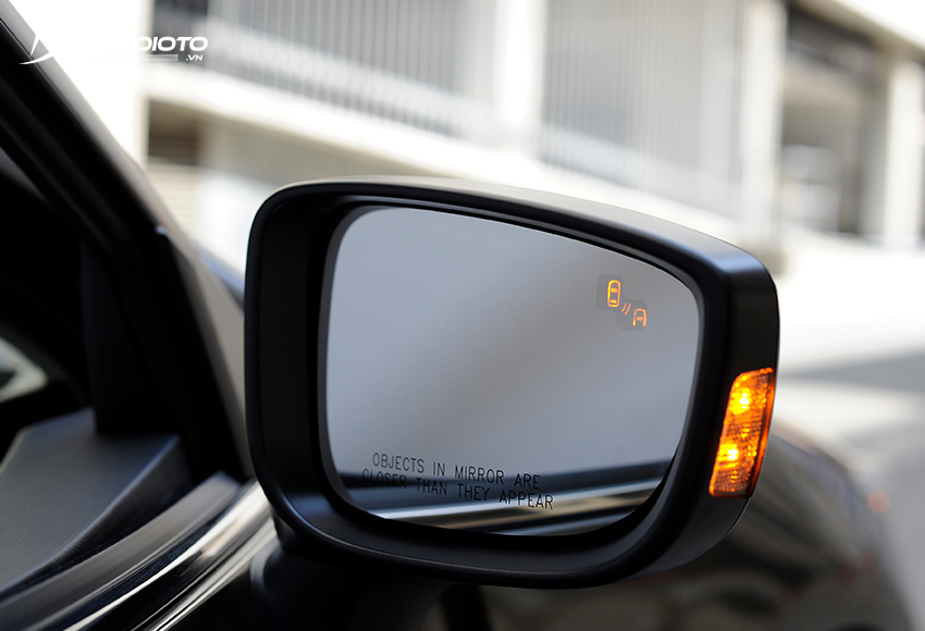 Hệ thống cảnh báo điểm mù BSM giúp phát hiện và cảnh báo người lái khi có xe phía sau hoặc bên hông chạy quá sát
