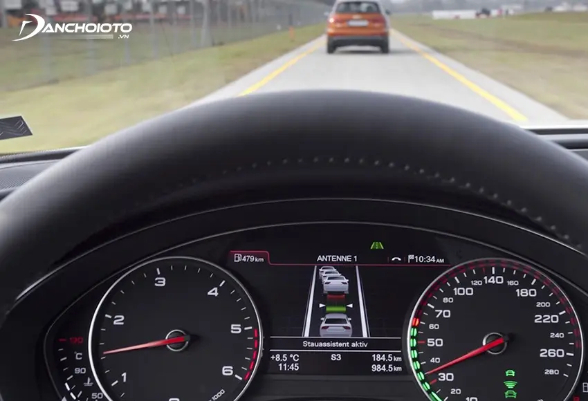 Hệ thống kiểm soát hành trình thích ứng giúp xe tự động điều chỉnh tốc độ để duy trì khoảng cách an toàn với xe phía trước