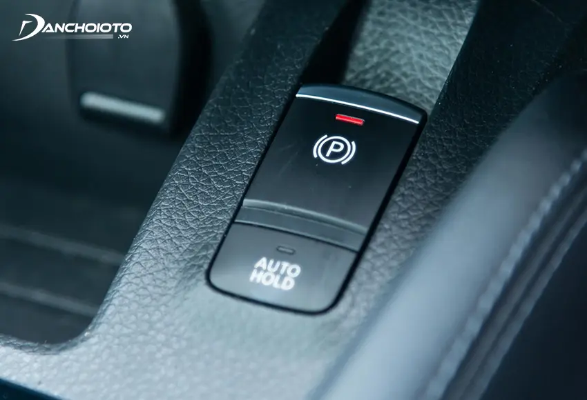 Hệ thống phanh tay điện tử EPB giúp xe tự động áp dụng phanh tay khi cần số chuyển về P và tự động nhả phanh khi xe chạy