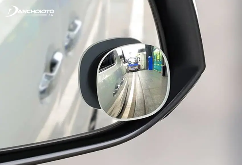 Nếu gặp khó khăn trong việc quan sát phía sau khi tấp xe vào lề có thể trang bị thêm một bộ gương cầu lồi ô tô nhỏ