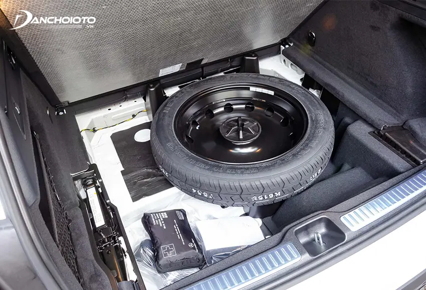 Ngoại trừ xe dùng lốp Runflat thì đa phần các xe ô tô đều được trang bị sẵn lốp dự phòng