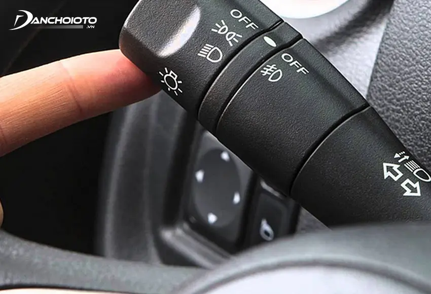 Người lái phải bật đèn xi nhan phải để báo hiệu cho các phương tiện khác biết trước hướng di chuyển của mình