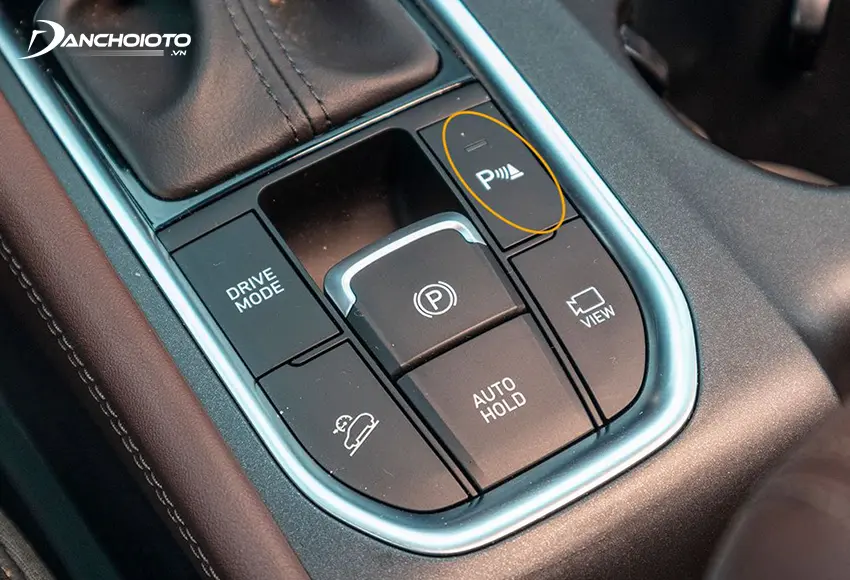 Nút bật/tắt cảm biến đỗ xe thường nằm ở cụm nút điều khiển trên bệ cần số