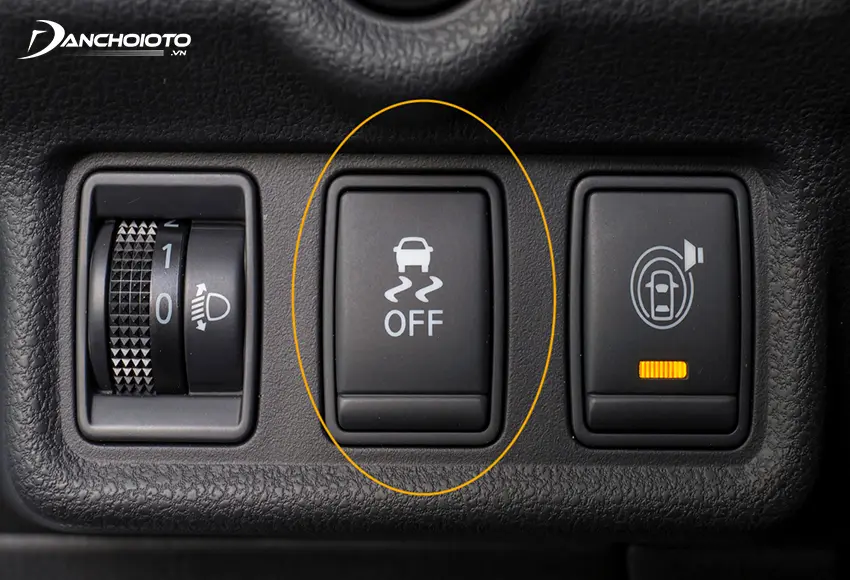 Nút bật/tắt hệ thống cân bằng điện tử thường nằm ở cụm nút điều khiển trên taplo phía bên trái góc dưới vô lăng