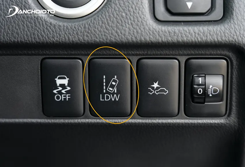 Nút bật/tắt hệ thống cảnh báo chệch làn đường LDW thường nằm trên taplo