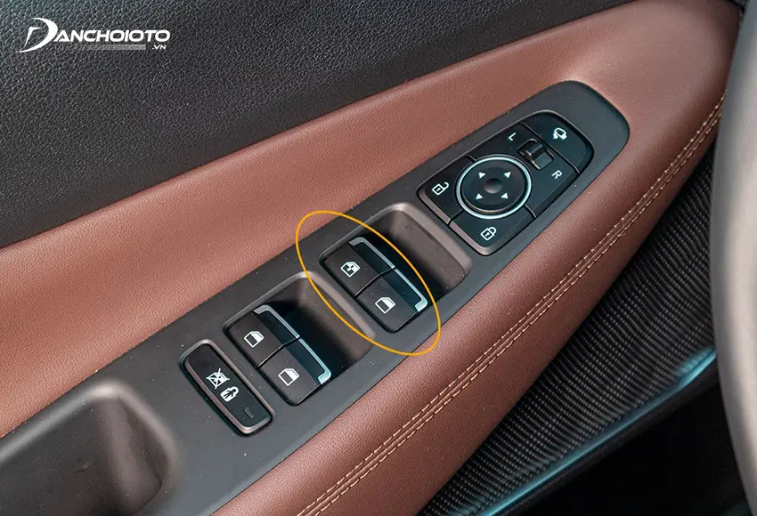 Nút bật/tắt khoá cửa kính điện thường nằm ở cụm nút điều khiển bố trí trên cửa phía ghế lái