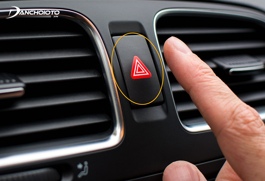 Nút cảnh báo nguy hiểm trên ô tô thường nằm ở vị trí trung tâm bảng taplo