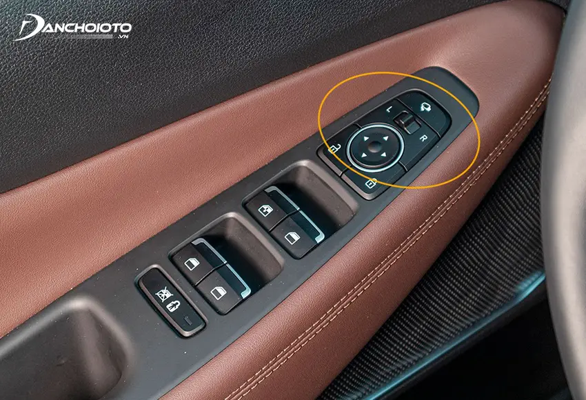 Nút chỉnh gương chiếu hậu ô tô thường nằm ở cụm nút điều khiển bố trí trên cửa phía ghế lái.