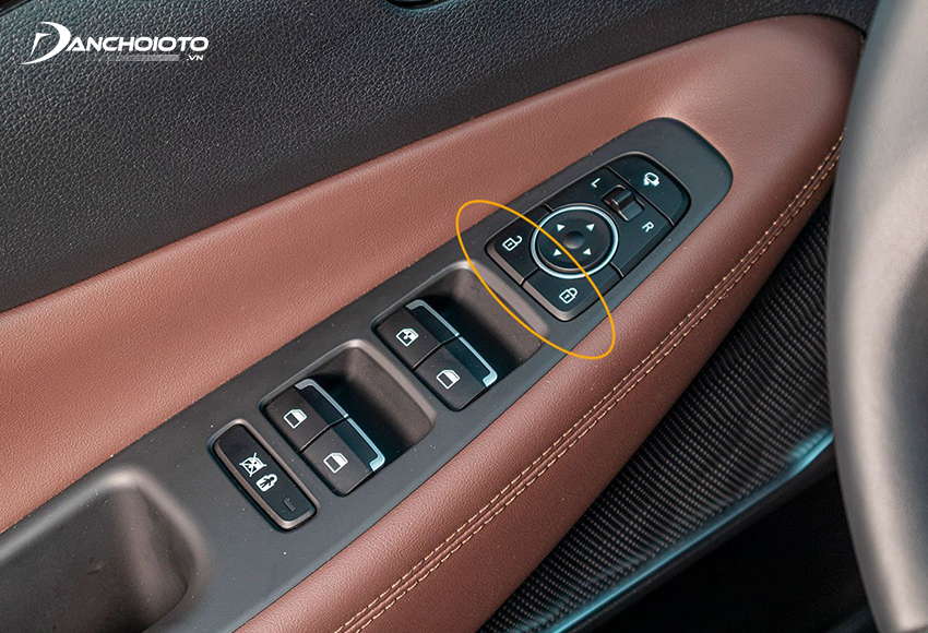 Nút khoá/mở cửa chính thường nằm ở cụm nút điều khiển bố trí trên cửa phía ghế lái