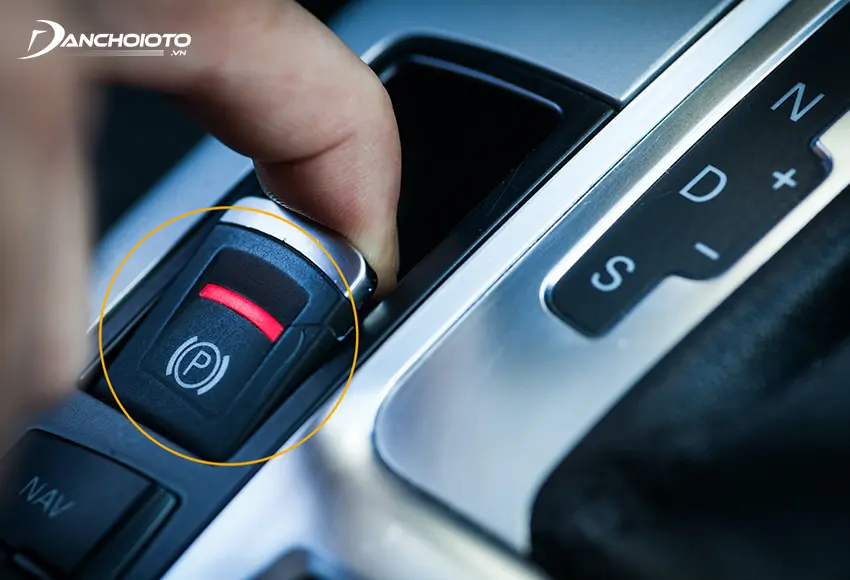 Nút phanh tay điện tử thường được bố trí gần cần số hoặc trên bảng taplo xe