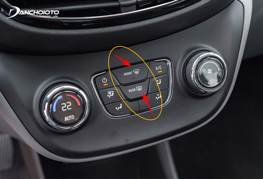 Nút sấy kính ô tô thường nằm chung với bảng điều khiển điều hoà