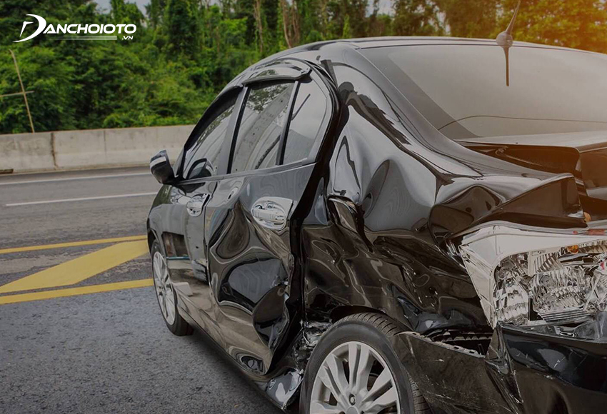 Trong trường hợp cho người không đủ điều kiện điều khiển phương tiện mượn xe, nếu tài xế gây tai nạn thì chủ xe cũng sẽ bị truy cứu trách nhiệm