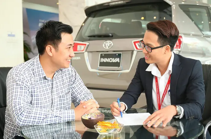 Các chi phí mua ô tô mới, cách tính giá xe lăn bánh 2025