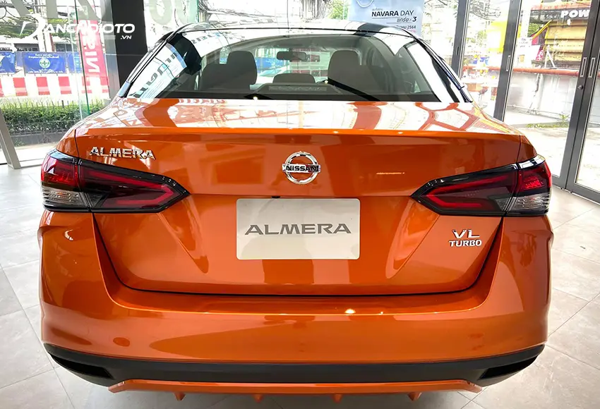 Đuôi xe Nissan Almera 2021 cũng mang đến cảm giác hiện đại hơn so với Sunny cũ trước đây