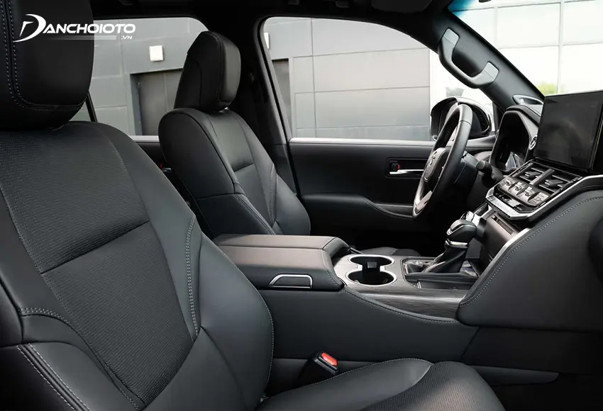 Hàng ghế trước Toyota Land Cruiser 2021 có các chức năng nhớ vị trí, sưởi ghế và thông gió