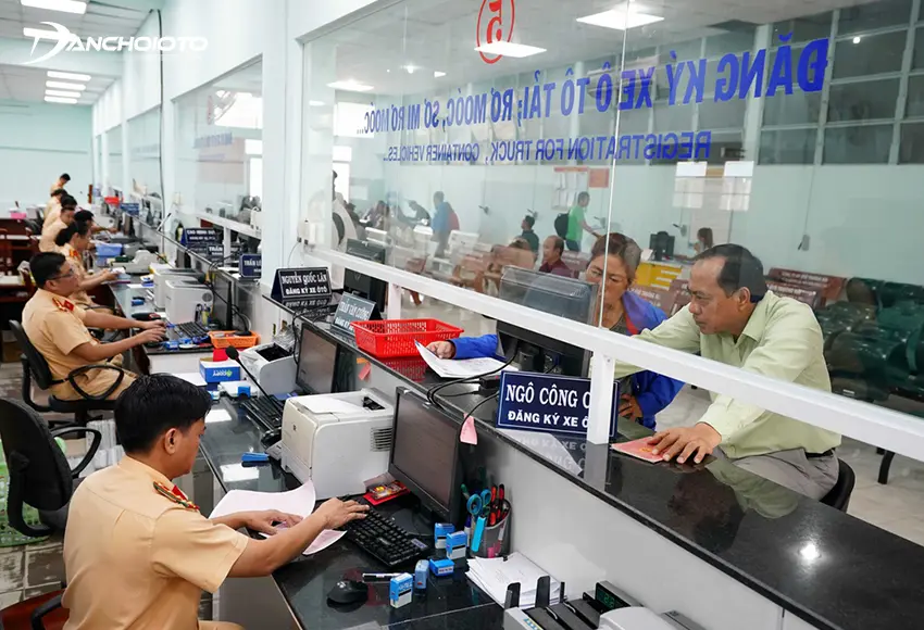 Phí ra biển số là một trong các chi phí phải đóng khi mua ô tô