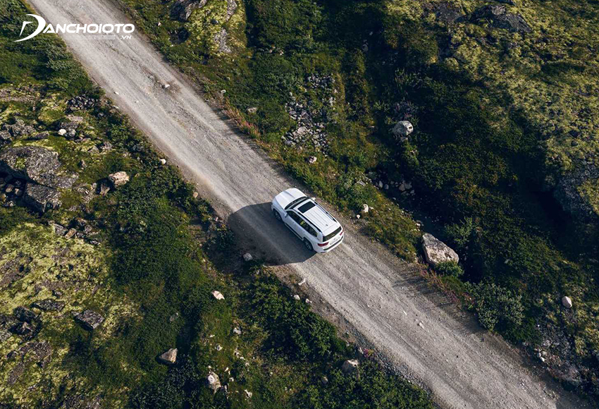 Vô lăng Land Cruiser dùng trợ lực lái thuỷ lực biến thiên theo tốc độ, có bộ chấp hành hệ thống lái