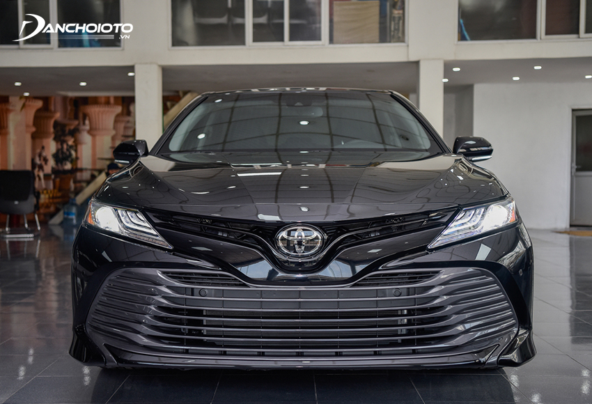 Toyota Camry luôn là mẫu ô tô được nghĩ đến đầu tiên mỗi khi bàn đến 1 tỷ nên mua xe 5 chỗ nào tốt