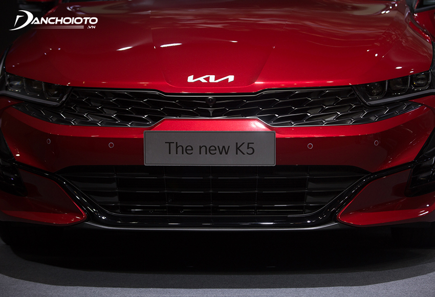 Đầu xe Kia K5 2023 cuốn hút với cụm lưới tản nhiệt mũi hổ đặc trưng nhưng được làm mới sắc nét, đẹp mắt và khí thế hơn trước